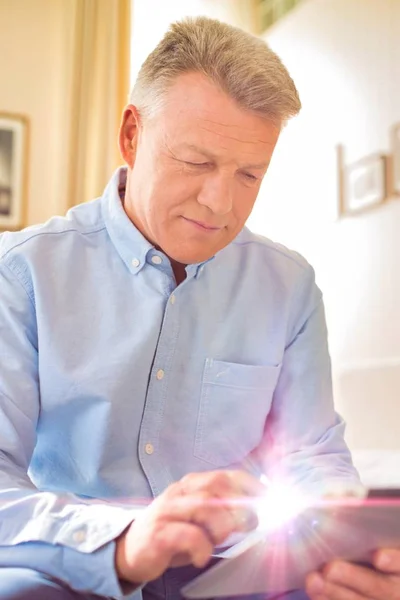 Senior Man Män Som Använder Laptop Smart Telefon Hemma För — Stockfoto