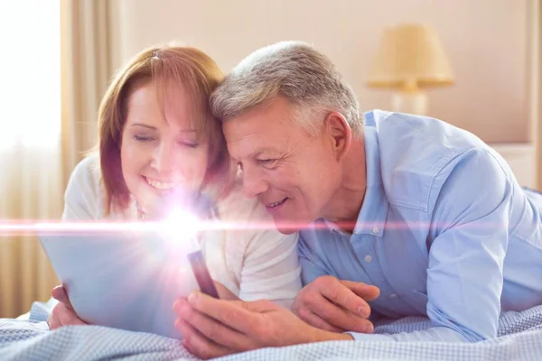 Seniorenpaar Schaut Film Auf Digitalem Tablet Während Bett Sitzt — Stockfoto