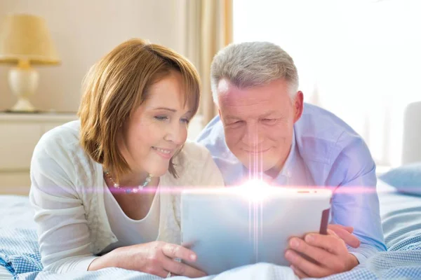 Seniorenpaar Schaut Film Auf Digitalem Tablet Während Bett Sitzt — Stockfoto