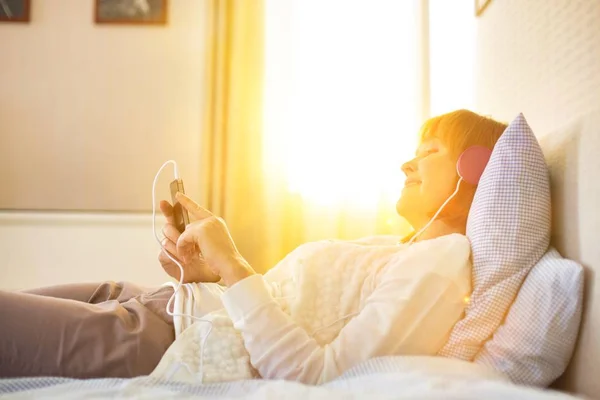 Senior Vrouw Luisteren Naar Muziek Haar Smartphone — Stockfoto