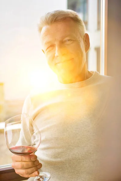 Sénior Bebendo Copo Vinho — Fotografia de Stock