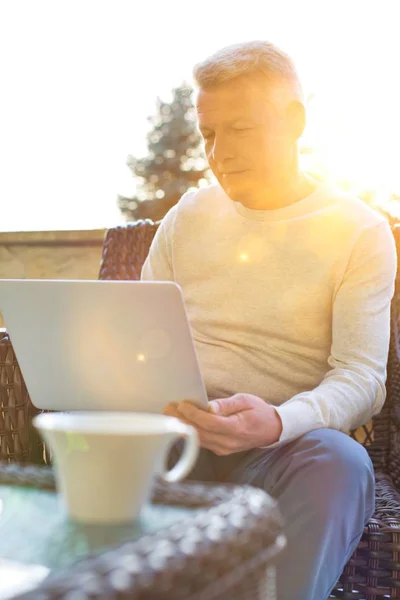 Senior Mannen Met Laptop Smartphone Thuis Communiceren Met Familie Als — Stockfoto