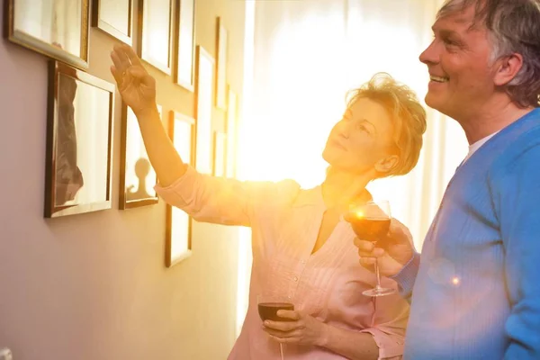 Senior Couple Looking Old Photographs — Stock Photo, Image