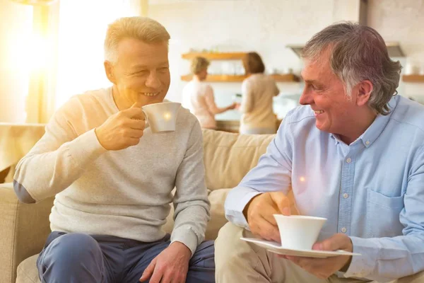 老人は家で朝のコーヒーを飲む — ストック写真