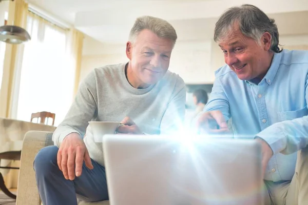 Anziani Uomini Che Utilizzano Laptop Smart Phone Casa Comunicare Con — Foto Stock