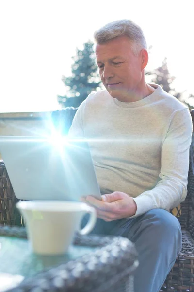 Anziani Uomini Che Utilizzano Laptop Smart Phone Casa Comunicare Con — Foto Stock