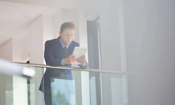 Joven Hombre Negocios Usando Tableta Digital Mientras Apoya Barandilla Oficina — Foto de Stock