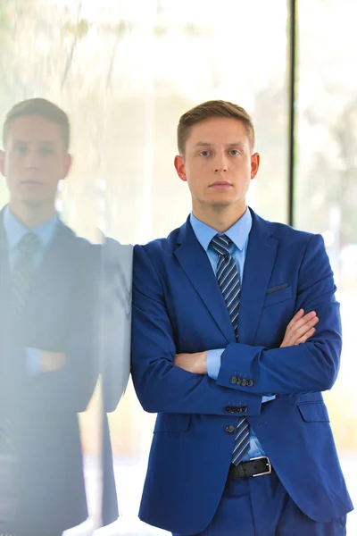 Portrait Beau Jeune Homme Affaires Avec Les Bras Croisés Appuyé — Photo