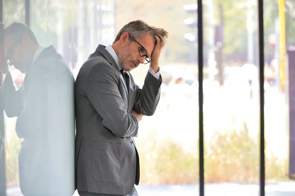 Doordachte Volwassen Zakenman Die Wegkijkt Terwijl Hij Kantoor Staat — Stockfoto