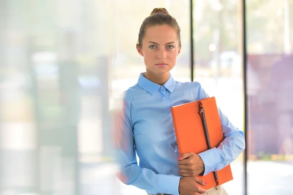 Porträt Einer Geschäftsfrau Mit Orangefarbenem Beutel Gegen Kollegen Hintergrund — Stockfoto