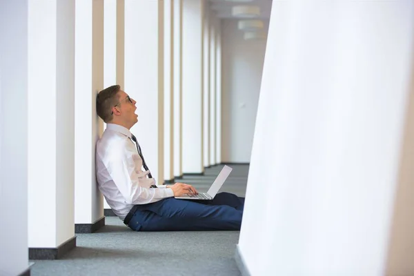 Junger Geschäftsmann Benutzt Laptop Während Büro Auf Dem Boden Sitzt — Stockfoto