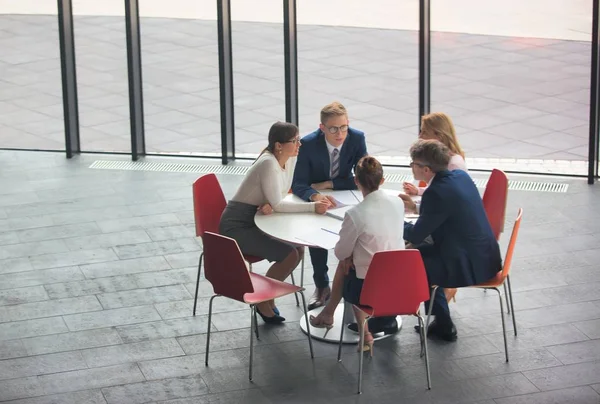 Vue Grand Angle Des Collègues Affaires Qui Planifient Pendant Ils — Photo