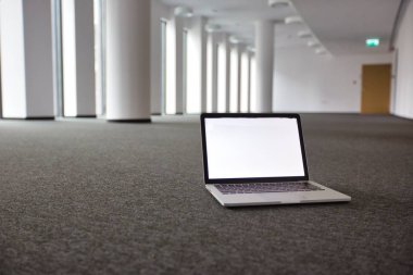 Yeni boş ofiste boş ekranlı dizüstü bilgisayar