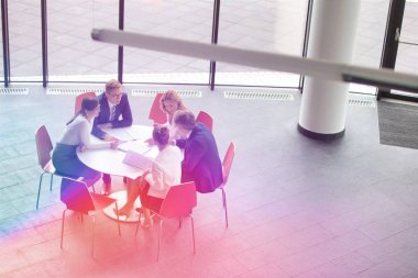 Ofis toplantı sırasında otururken planlama meslektaşlarının yüksek açılı görünüş