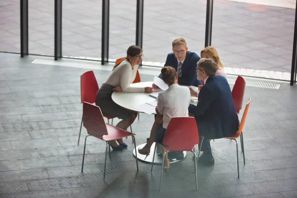 Vista Alto Angolo Dei Colleghi Lavoro Che Pianificano Mentre Sono — Foto Stock