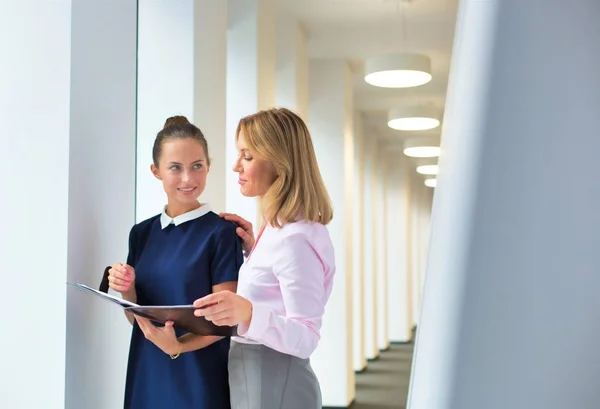 Femmes Affaires Discutant Sur Document Tout Restant Debout Dans Couloir — Photo