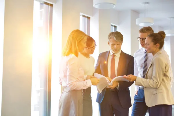 Diverse Groep Zakenmensen Ontmoeten Elkaar Kantoor Lezen Een Folder — Stockfoto