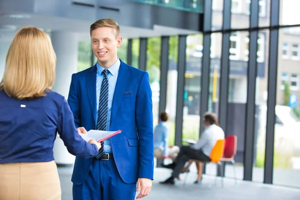 Jungunternehmer Spricht Bei Treffen Mit Geschäftsfrau Amt — Stockfoto