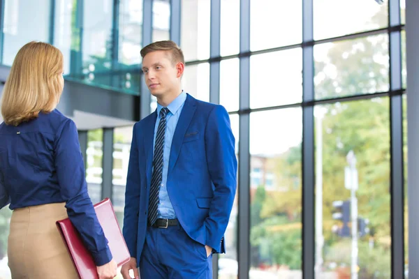 Jovem Empresário Conversando Com Empresária Cargo Durante Reunião — Fotografia de Stock