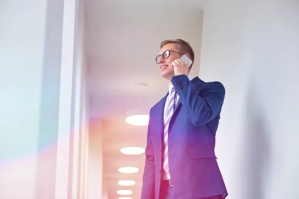 Homem Negócios Usando Telefone Inteligente Escritório Enquanto Vestindo Terno Formal — Fotografia de Stock