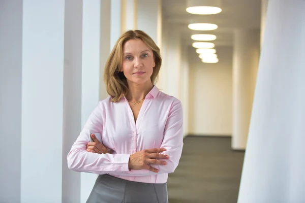 Retrato Empresária Confiante Com Braços Cruzados Corredor Escritório — Fotografia de Stock