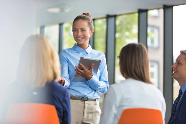 Estrategia Planificación Joven Empresaria Con Sus Colegas Durante Reunión Oficina — Foto de Stock