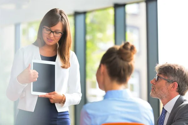 Affärskvinna Visar Digitala Tablett Till Kolleger Möte Kontoret — Stockfoto