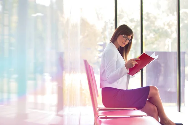Kadını Ofiste Otururken Belge Okuma — Stok fotoğraf