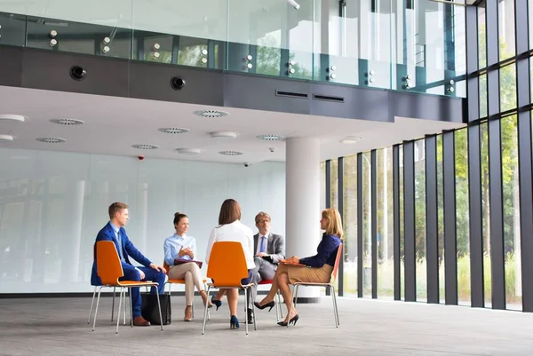 Compañeros Negocios Planean Estrategia Mientras Sientan Sillas Durante Reunión — Foto de Stock