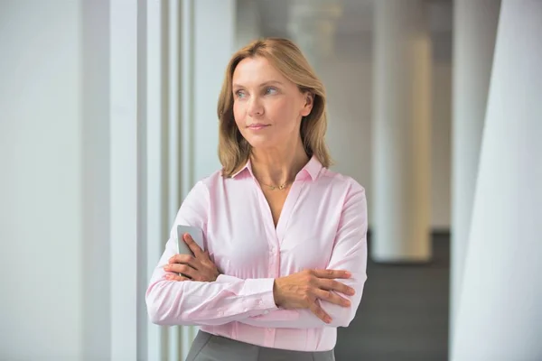 Porträt Einer Selbstbewussten Geschäftsfrau Die Mit Verschränkten Armen Büroflur Steht — Stockfoto