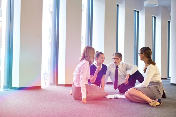 Geschäftsteam Bei Einem Sehr Informellen Treffen Seinem Neuen Büro — Stockfoto