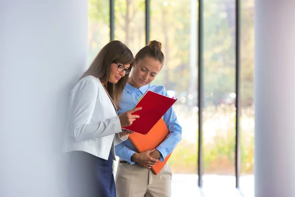 Zakenvrouwen Discussiëren Documenten Terwijl Gang Kantoor Staan — Stockfoto