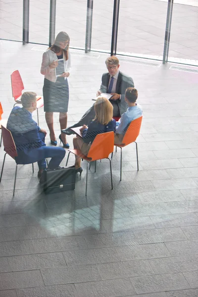 Vista Ángulo Alto Los Colegas Que Planean Sentarse Durante Reunión — Foto de Stock