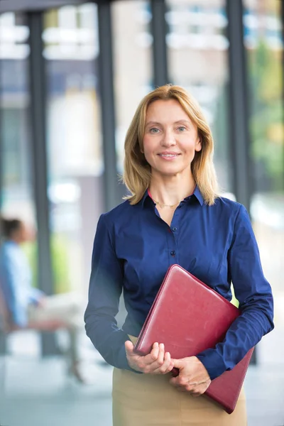 Selbstbewusste Geschäftsfrau Hält Dokument Der Hand Während Sie Sich Büro — Stockfoto