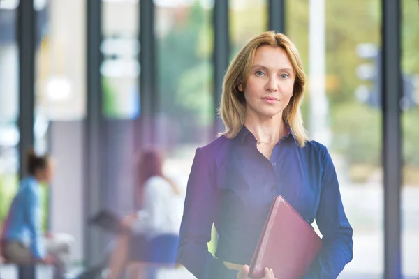 Selbstbewusste Geschäftsfrau Hält Dokument Der Hand Während Sie Sich Büro — Stockfoto