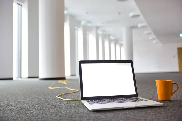 Laptop Com Tela Branco Chão Novo Escritório Vazio — Fotografia de Stock