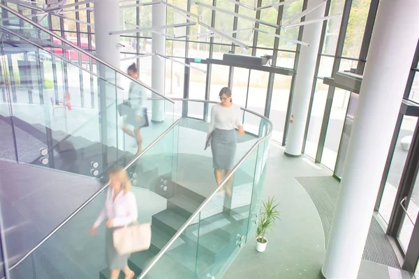 Ofis Binasındaki Merdivenlerde Yürüyen Kadınlarının Yüksek Açılı Görüntüsü — Stok fotoğraf