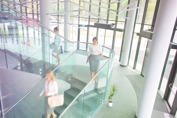 Vista Ángulo Alto Las Mujeres Negocios Caminando Por Las Escaleras —  Fotos de Stock