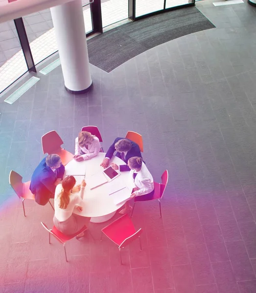 Ofis Toplantı Sırasında Otururken Planlama Meslektaşlarının Yüksek Açılı Görünüş — Stok fotoğraf