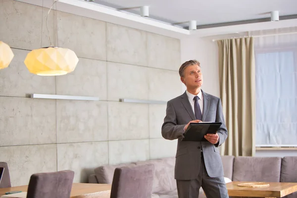 Zelfverzekerde Volwassen Mannelijke Makelaar Holding Document Terwijl Thuis — Stockfoto