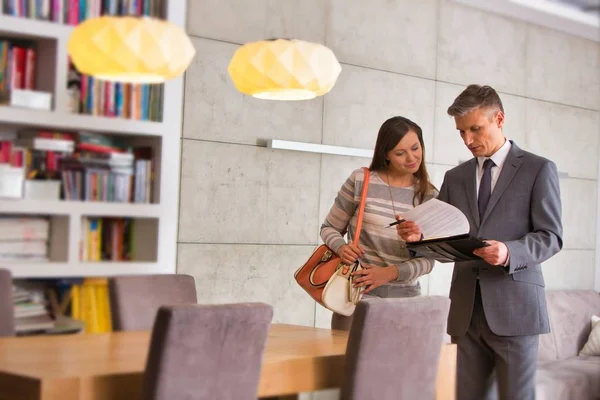 Inmuebles Masculinos Mostrando Una Propiedad Cliente Potencial — Foto de Stock