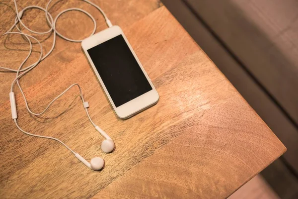 Smartphone Mit Kopfhörer Auf Tisch Wohnung — Stockfoto