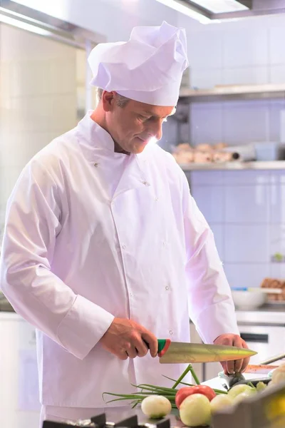 Portret Van Een Zelfverzekerde Rijpe Chef Die Groenten Snijdt Keuken — Stockfoto