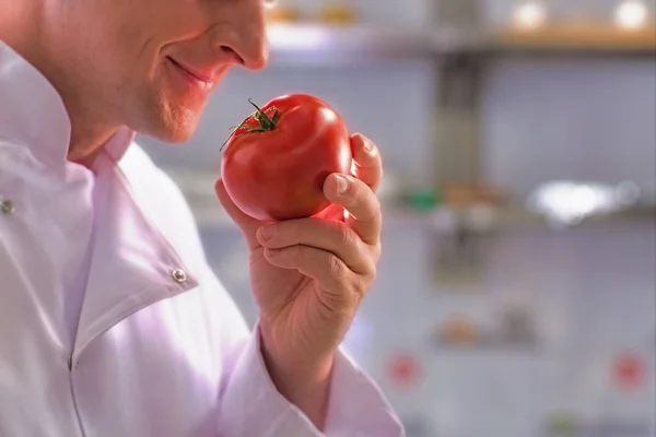 Bijgesneden Beeld Van Volwassen Chef Kok Ruiken Verse Rode Tomaat — Stockfoto