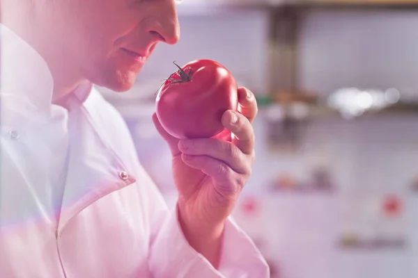 Abgeschnittenes Bild Eines Reifen Kochs Der Der Restaurantküche Nach Frischen — Stockfoto