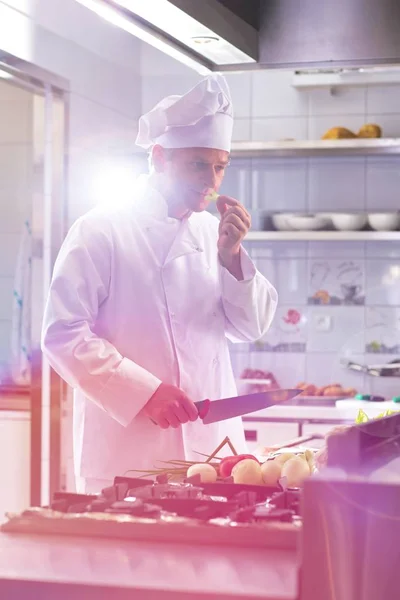 Selbstbewusste Reife Köchin Riecht Kräuterblätter Während Sie Messer Der Restaurantküche — Stockfoto