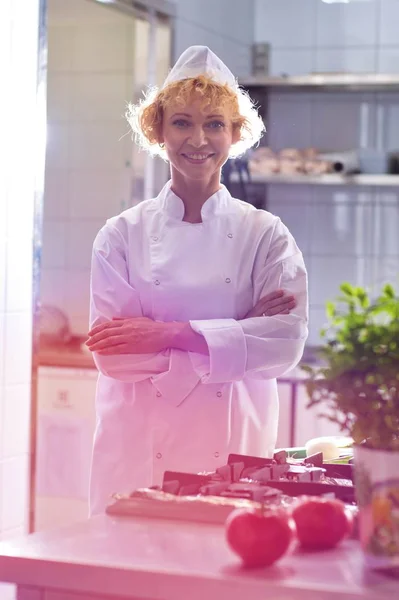 Ritratto Chef Fiducioso Piedi Con Braccia Incrociate Cucina Ristorante — Foto Stock