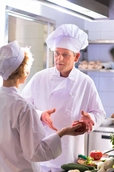 Olgun Aşçılar Mutfak Restoranında Dururken Malzemeleri Tartışıyor — Stok fotoğraf