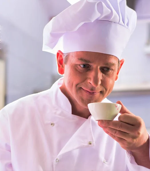 Primer Plano Del Chef Maduro Seguro Que Huele Comida Tazón — Foto de Stock