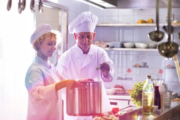 Volwassen Chef Koks Koken Pot Bij Restaurant Kitchen — Stockfoto